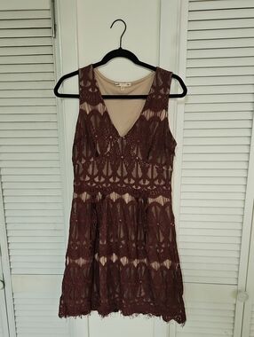 Sleeveless Burgundy Lace V-Neck Dress